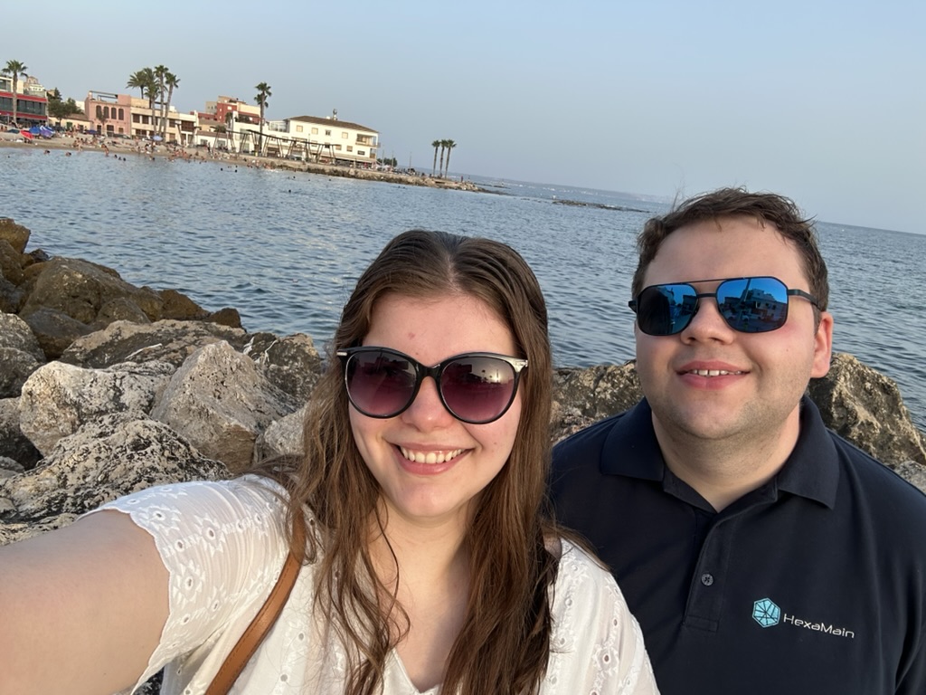 Robin und Mira am Meer