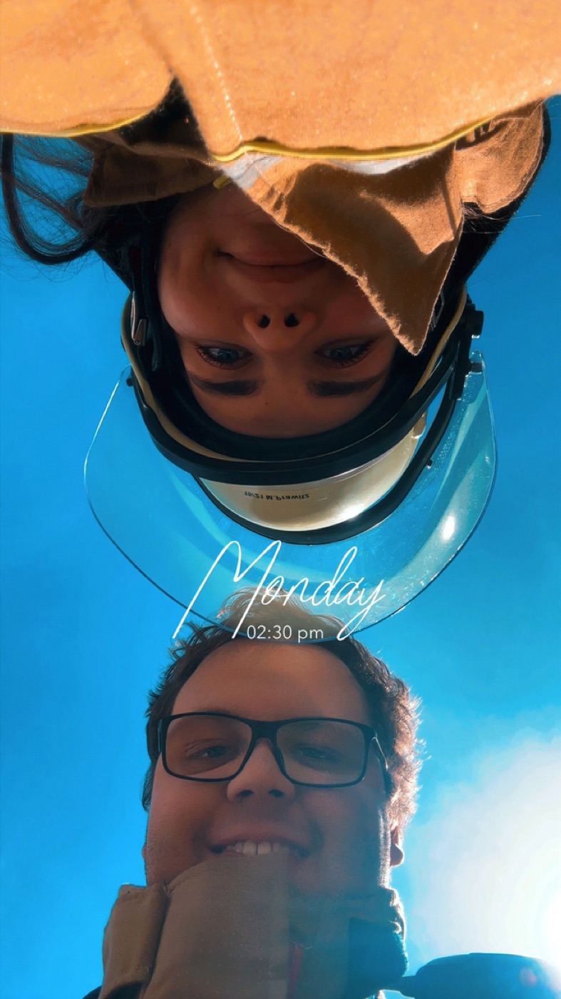 Robin und Mira in Feuerwehrausrüstung